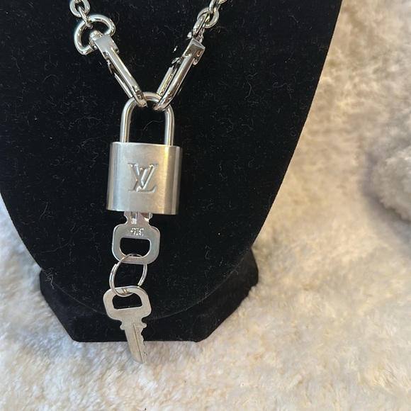 Louis Vuitton Silver Matte Lock & Keys # 315 - Picture 2 of 6